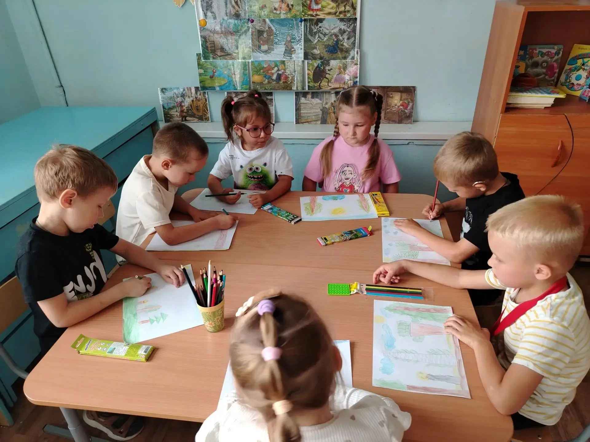 В гостях у сказки! 🎨✨

Кто из нас в детстве не мечтал очутиться в сказке? Сегодня в нашей группе пр