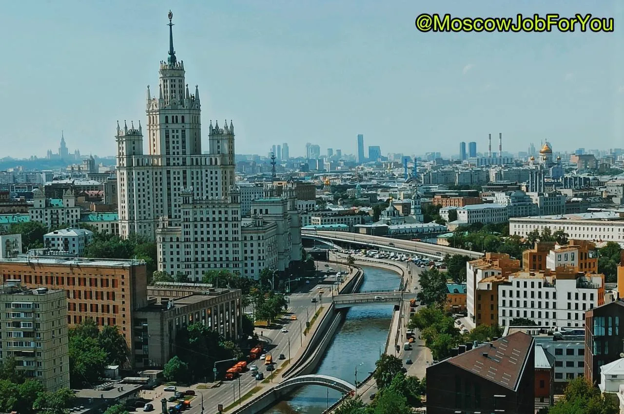 #Няня 

Обязанности:
- Работа в основном с 9-месячным малышом 
- Иногда  помощь со старшими 
- Полны