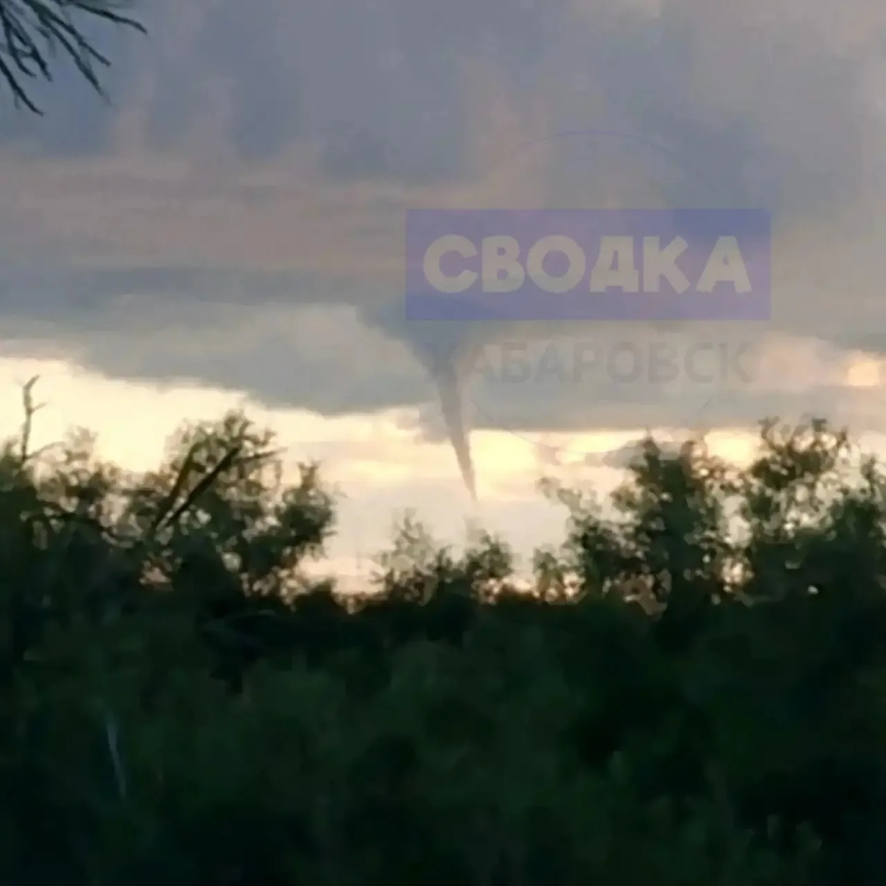 Смерч?! 🌪️ 
От автора: "На сплаве по Амуру от Мичуринска до Сикачи Алянь."

Фото прислал подписчик
