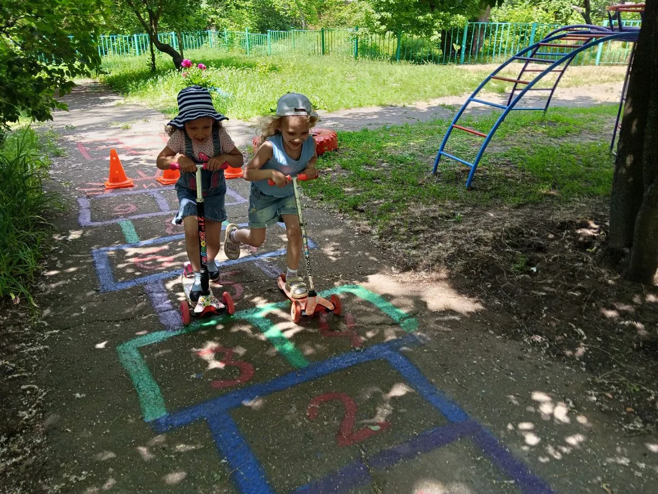 ️️☀️☀️Наши воспитанники с восторгом осваивают самокаты.🛴🛴🛴
🛴 Катание на самокате — это не просто