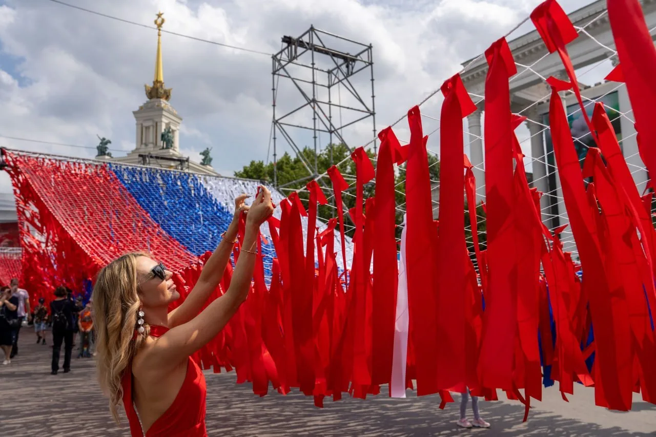 День России на ВДНХ 🎉

12 июня здесь ждут бесплатные экскурсии, кинопоказы, мастер-классы и забавы 