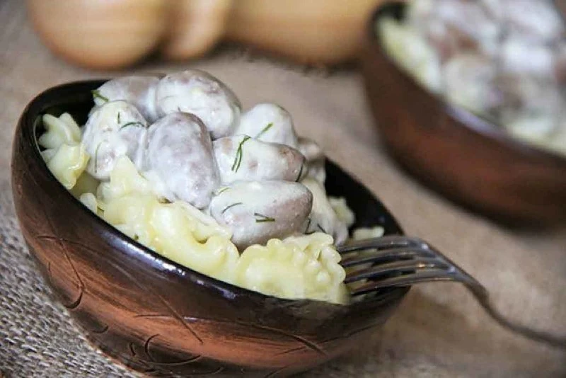 Куриные сердечки в сырном соусе — быстрый и сытный рецепт. Обжариваем сердечки с луком,...