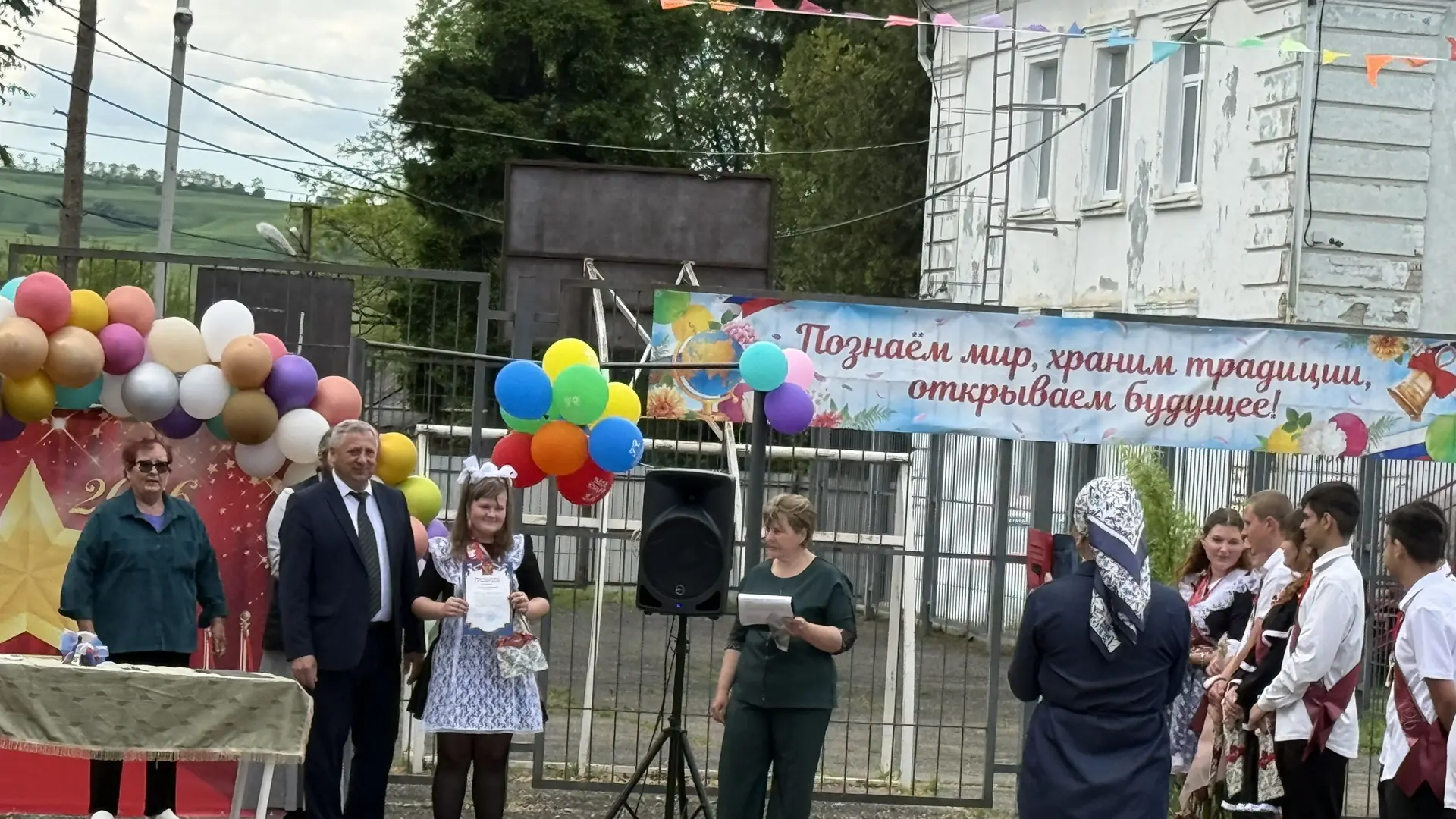 🎓 Вот и прозвенел последний звонок для наших девятиклассников! 🔔✨