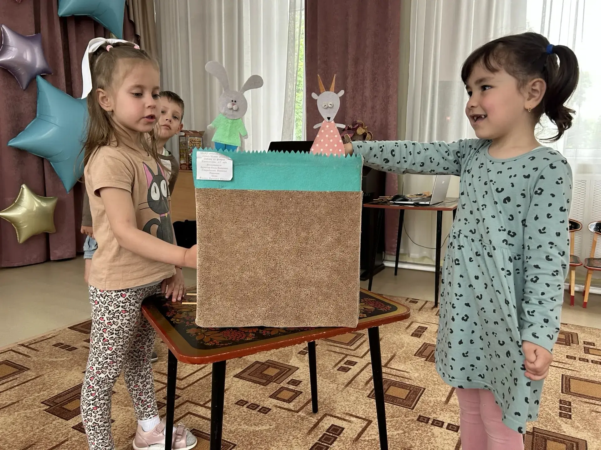 🌳🌳🌳Сказка по лесу идёт, 
Сказку за руку ведет.
Добрый Заяц 🐰в лес пошёл,
Чудо-яблочки нашел🍎🍎�