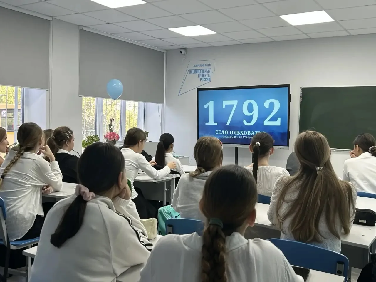 🎓 Сегодня в нашей школе прошли внеурочные занятия «Разговоры о важном» и важные профил...