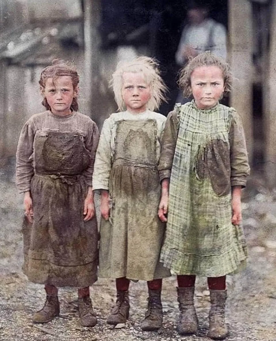 Юные работницы устричной фермы, Южная Каролина, 1909 год. Девочкам на фото около 6-10 лет. Их работа