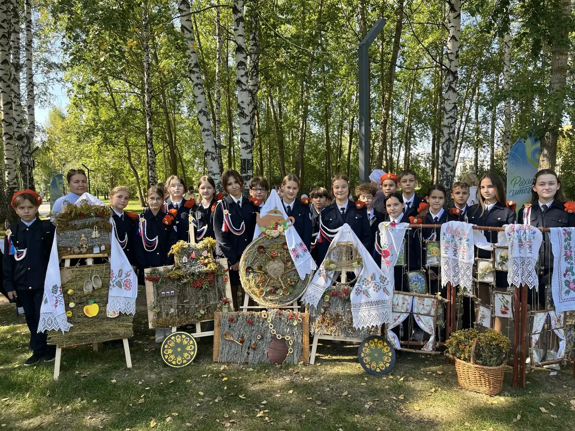 Ученики 6 «В» класса   побывали в городском парке «Семья», где прошел масштабный этнофе...