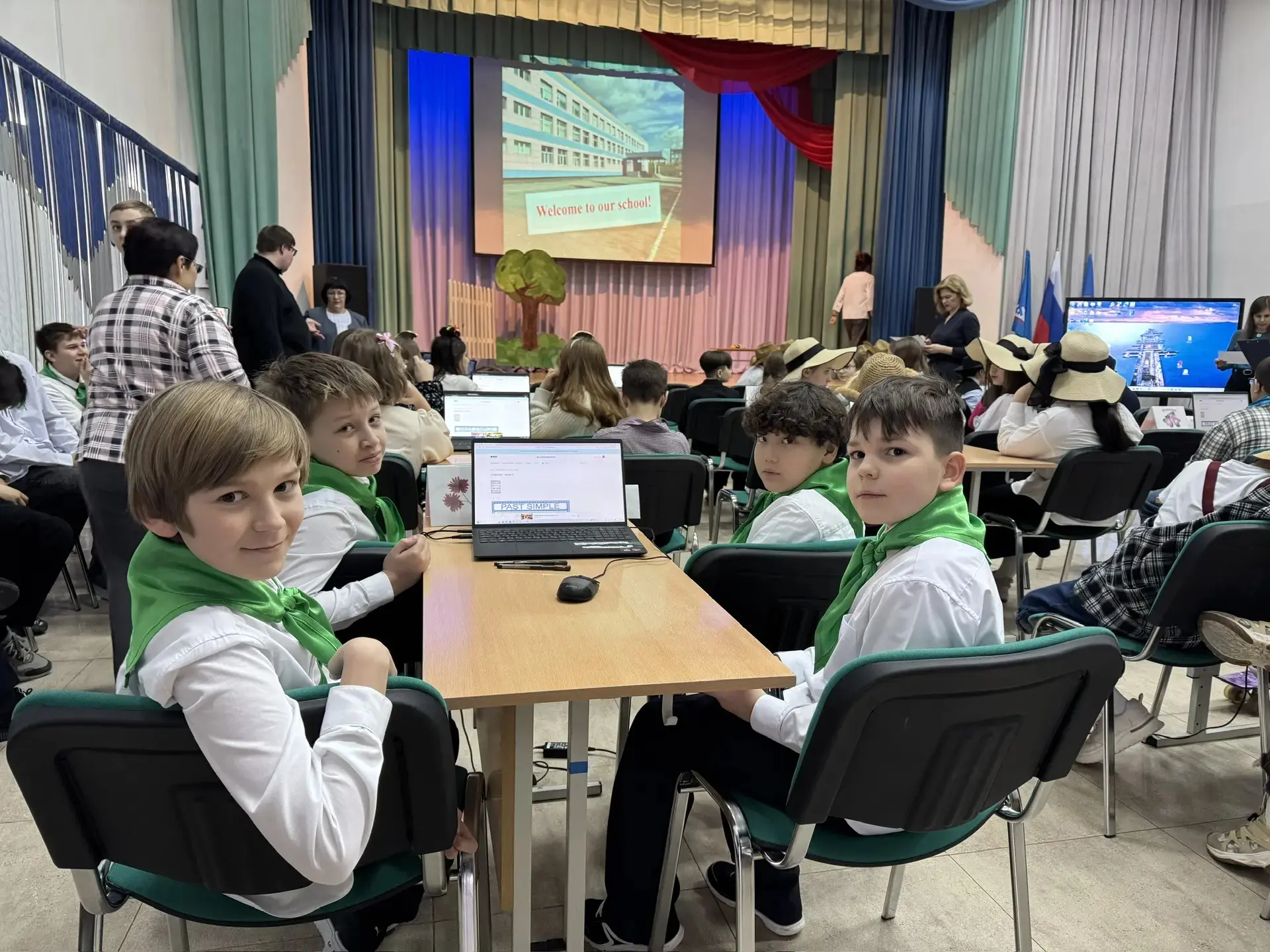В духе Тома Сойера: наши пятиклассники покорили «Весёлый Английский»! 📚🇬🇧  Знаете, что общего между 
