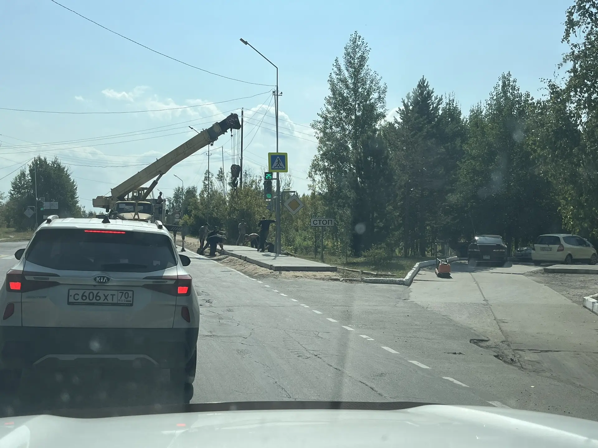 Начали укладывать плиты на тротуаре от ТПСБ в сторону микрорайона Новый. 

Работает техника на дорог