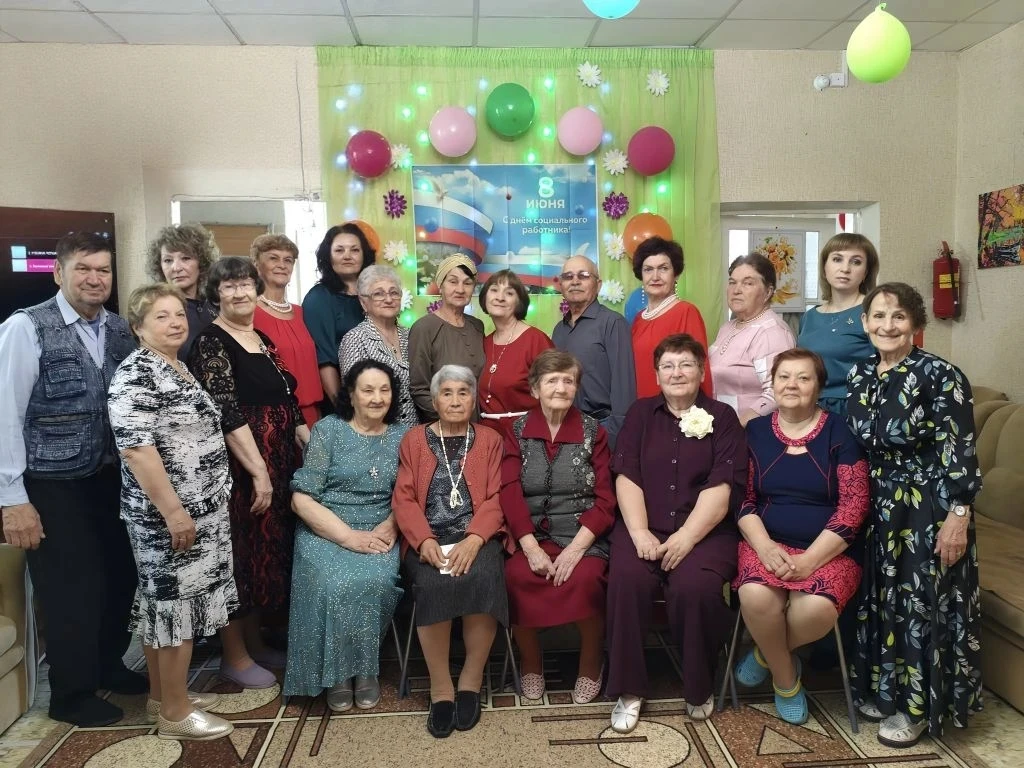 Пусть Вас коснется луч добра

Единое солнце не делится
на части. 
И вечную Землю нельзя разделить,
Н