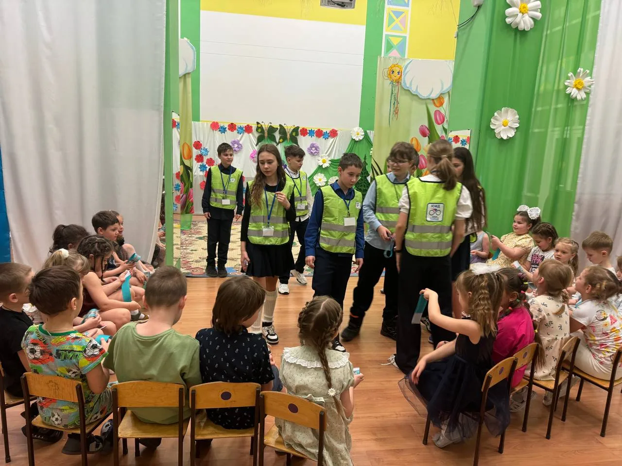 Наши школьники учат малышей правилам дорожного движения! 👮‍♀️🚓  Сегодня ученики 5 «В» посетили детск