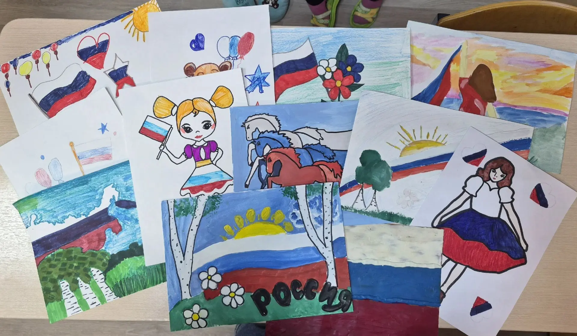 Конкурс рисунков ко Дню Российского флага — и какие же шедевры получились! 🎨