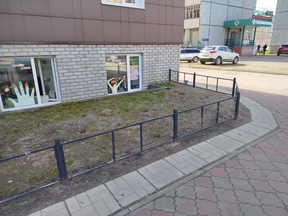 06.05.2026, пр-т Бумажников,д.50. Проведены работы по покраске заборчика и перил.