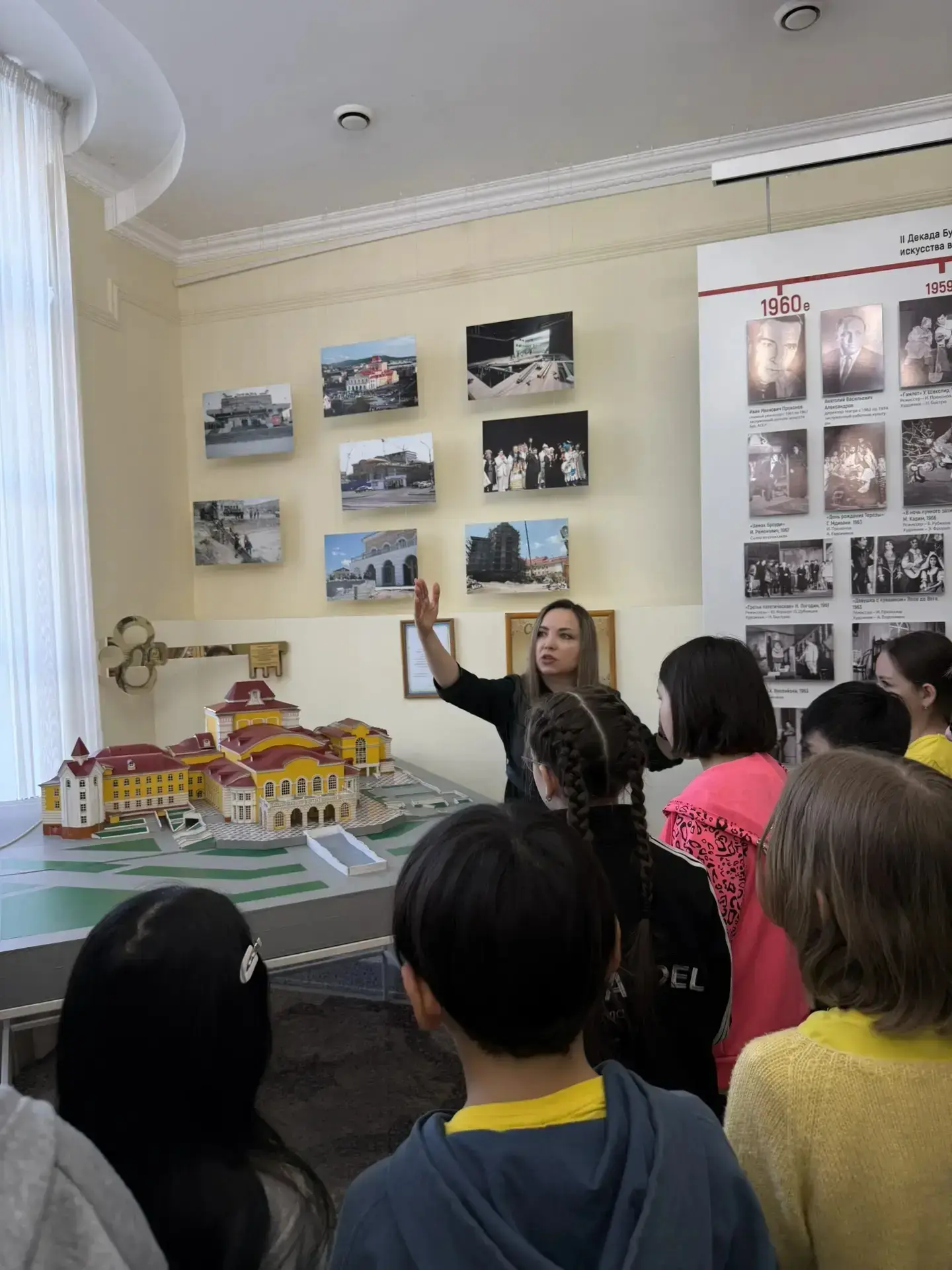 ✨ Волшебное путешествие за кулисы! ✨  ❓А вы знаете, где в театре прячутся волшебные шляпы? А кто заж