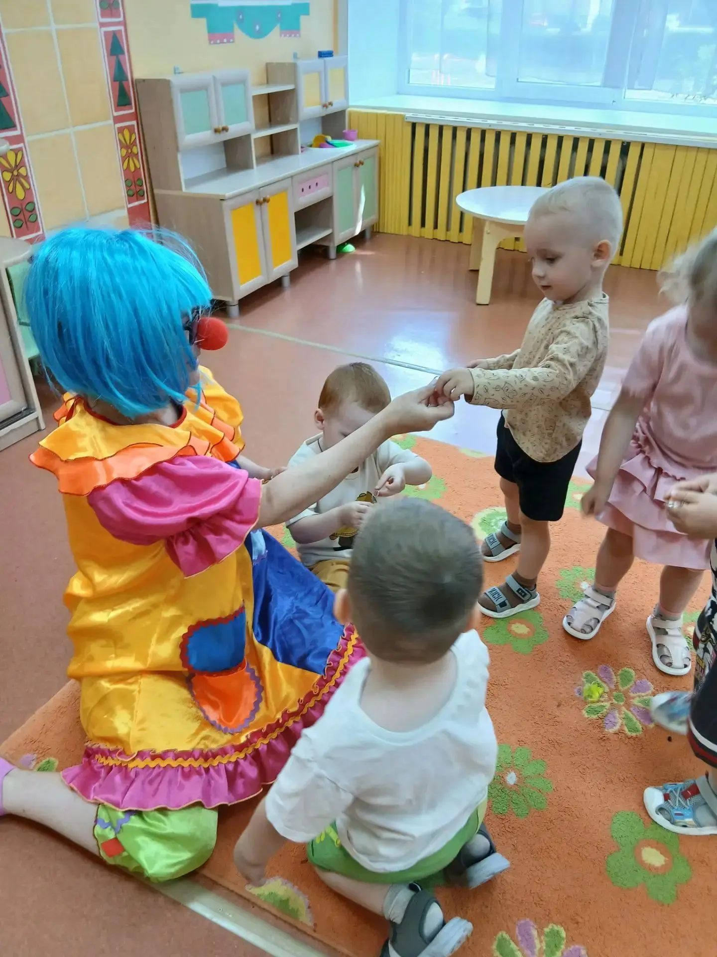 Сегодня  в гости к детям приходила веселая клоунесса Бетти, которая показала нам много шуточных игр,