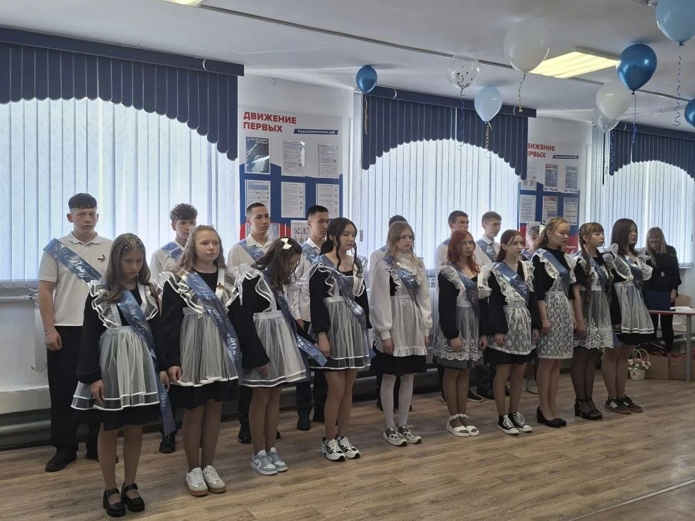 Вот и прозвенел последний звонок для нашего 9 класса! 🔔
 Кажется, только вчера вы были первоклашкам