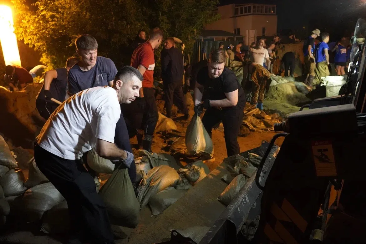 🙏На призыв о помощи откликнулись более 1500 человек. На сегодняшний день волонтёрский штаб укомплек