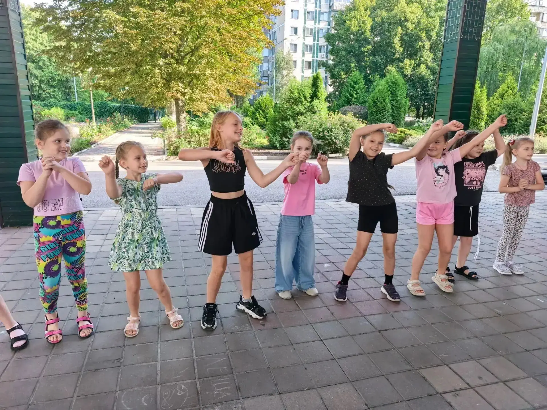 🌞 Наша смена подошла к концу. Немного грустно? Конечно! 

Но когда мы вспоминаем наши утренние танц