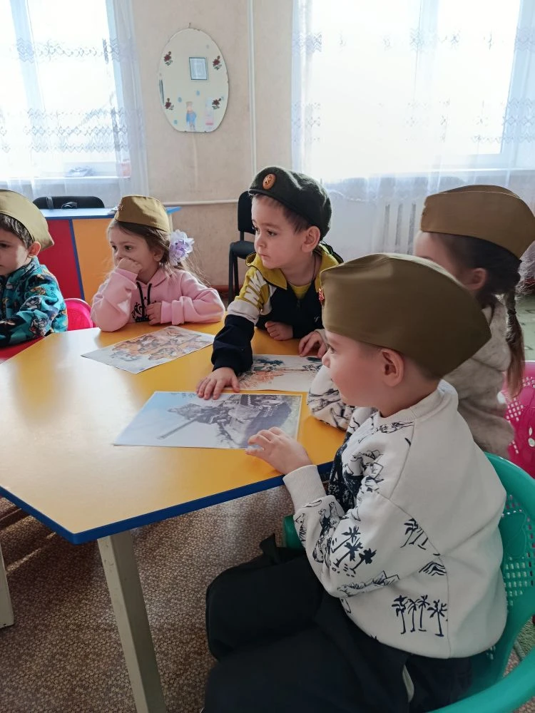 В средней группе «Звёздочки» прошло тематическое занятие  посвященное Дню защитника Оте...