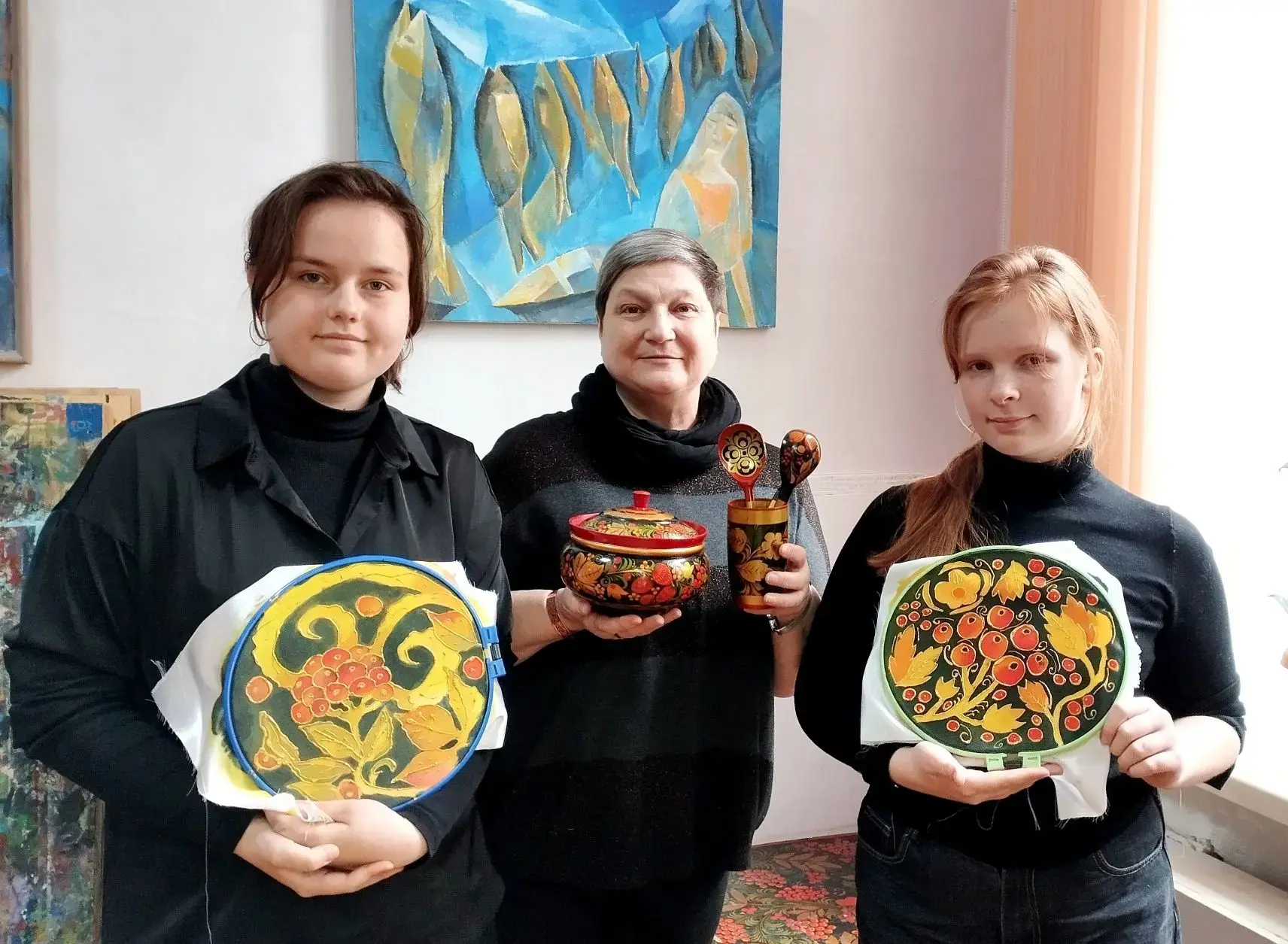 В детской художественной школе состоялся мастер-класс по технике батик «Хохломские узор...