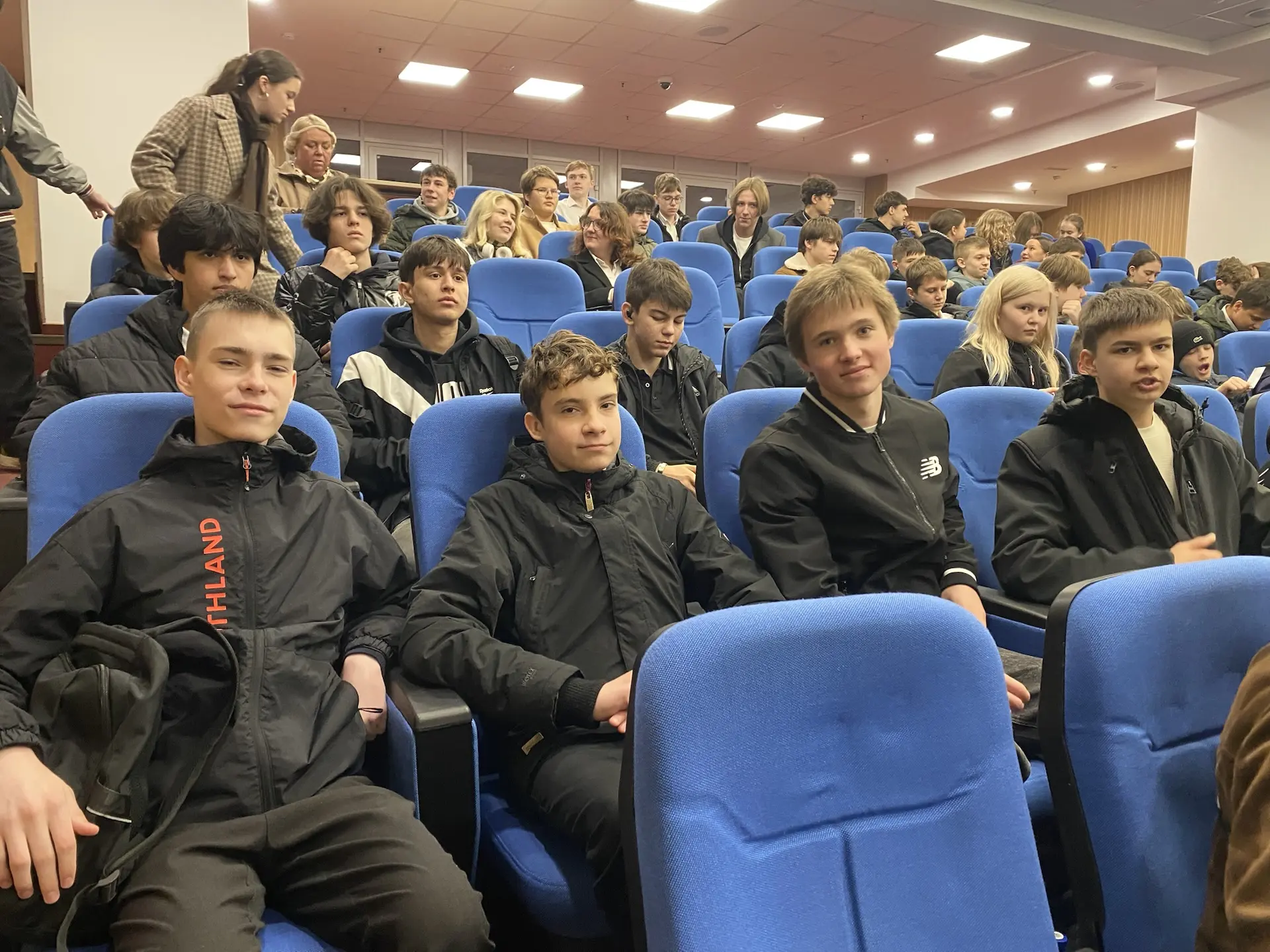 🌌 Путешествие в глубины Вселенной: ученики 9‑х классов побывали на научной лекции! 🚀  Вчера ученики 