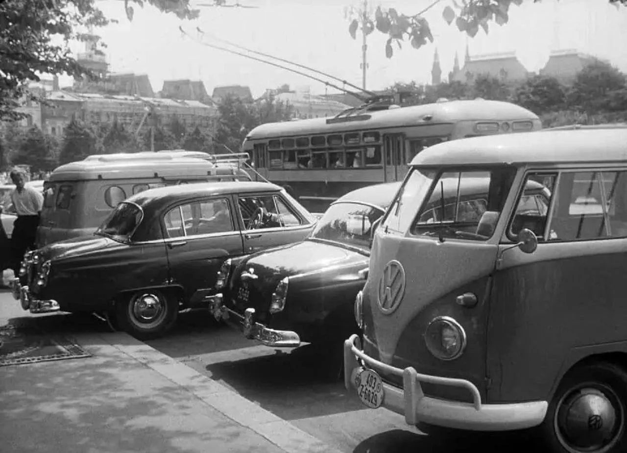 На стоянке у гостиницы «Метрополь», 1961