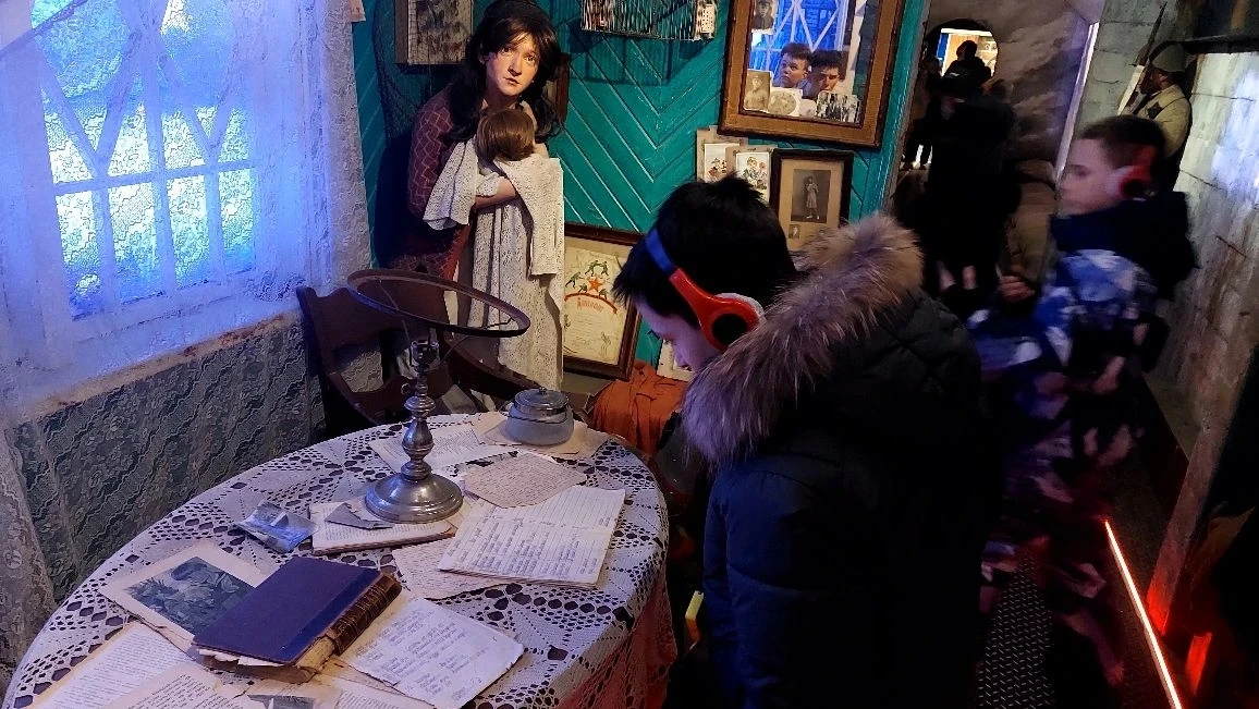 23 и 24 февраля учащиеся  5к, 7а, 7в, 8б и 8к классов посетили передвижной музей «Поезд Победы». Это
