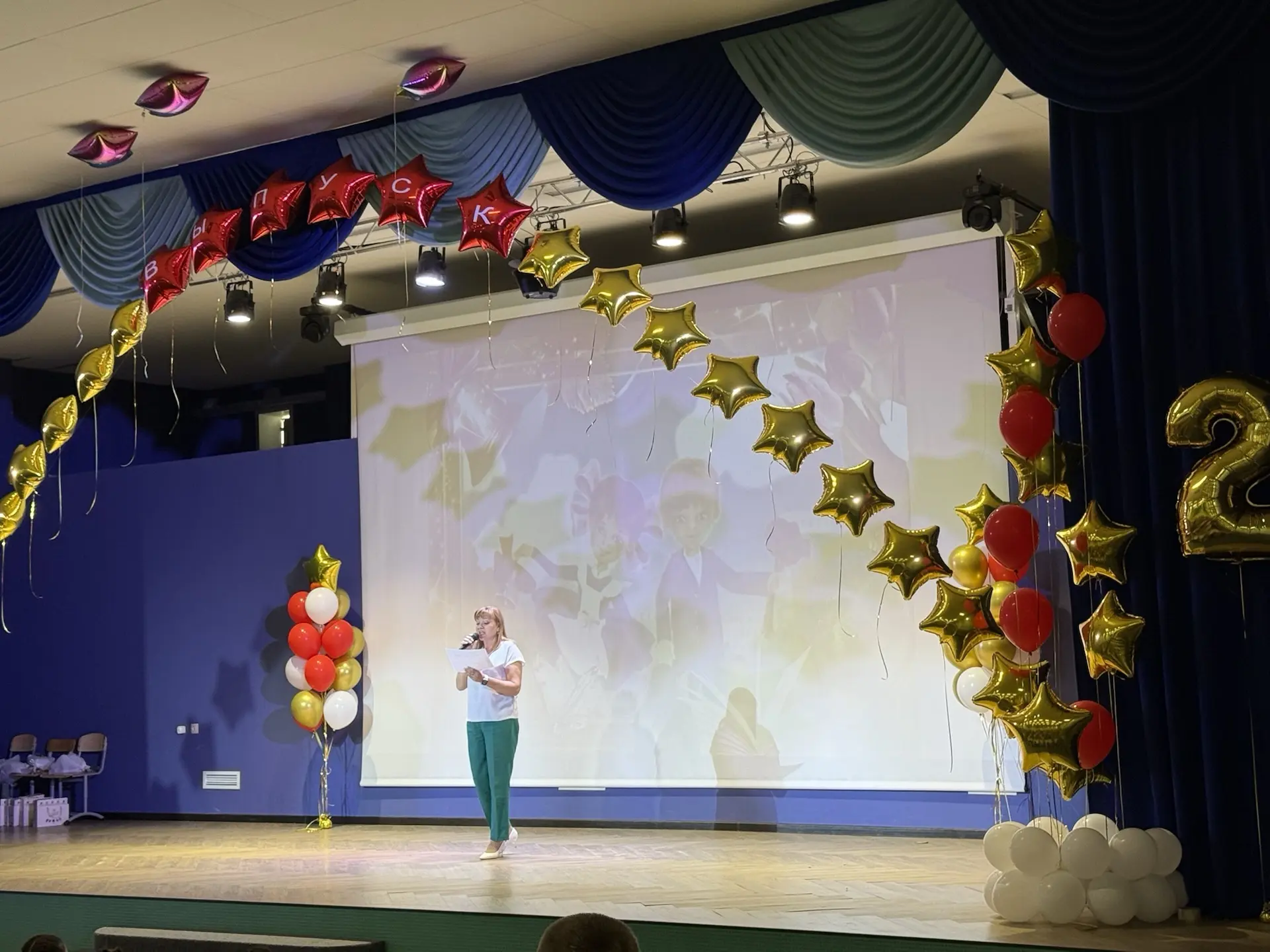 🎓 В добрый путь, наши маленькие звёзды!  Вчера в нашей школе царила особенная атмосфера. У ребят 4 «