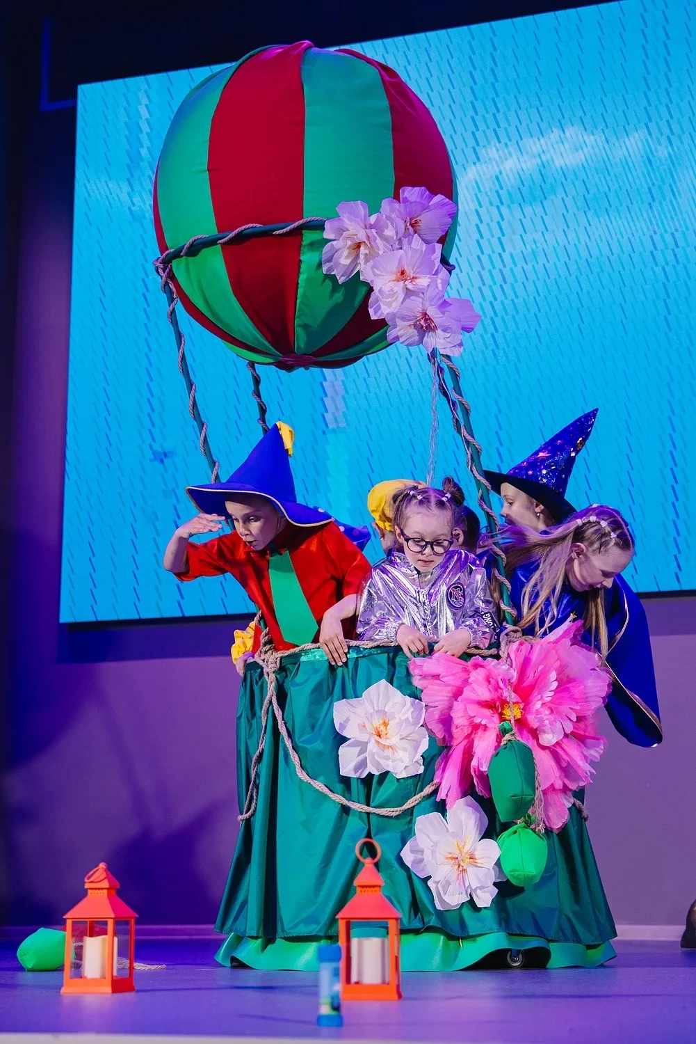 Приключения Незнайки и его друзей в театре песни "Куралесы"    🎭 21 мая в нашем лицее на сцене Конце