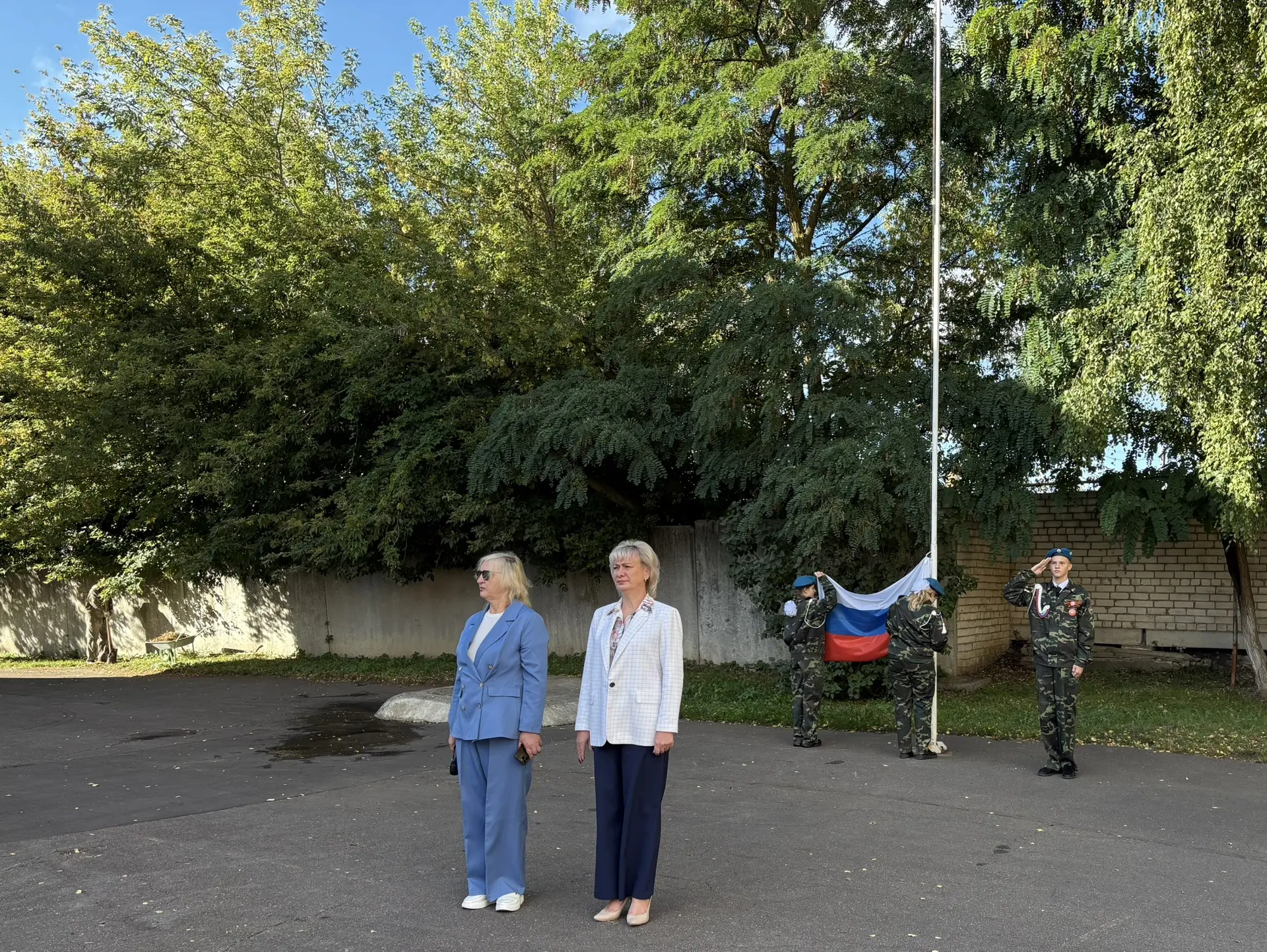 🇷🇺Сегодня, 7 сентября, в нашей школе прошла первая торжественная линейка выноса флага...