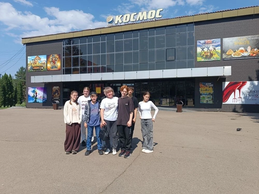 Ребята съездили на экскурсию в г. Арсеньев, в кинотеатр «Космос» на фильм «Кощей: тайна...