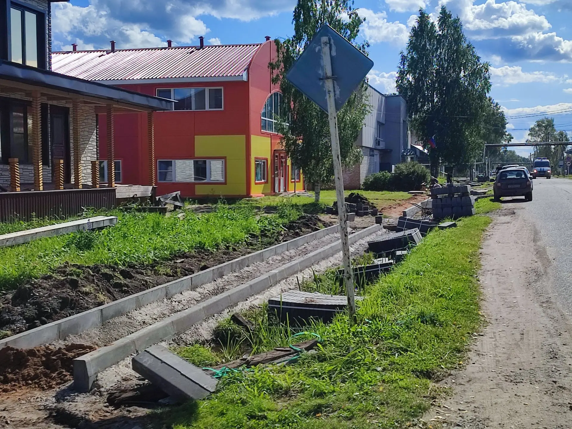 В Опарино продолжается ремонт участка пешеходной дорожки по улице Первомайской от дома ...