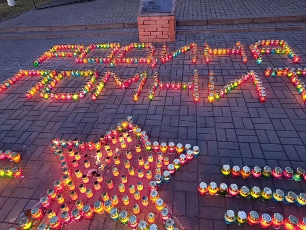 7 мая в Новобатайской школе прошла акция «Свеча памяти». Школьники выложили из горящих лампадок симв