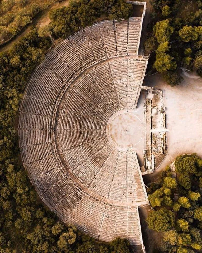 Вот практически колыбель современного театра - Древнегреческий театр в Эпидавре, 4 век ...