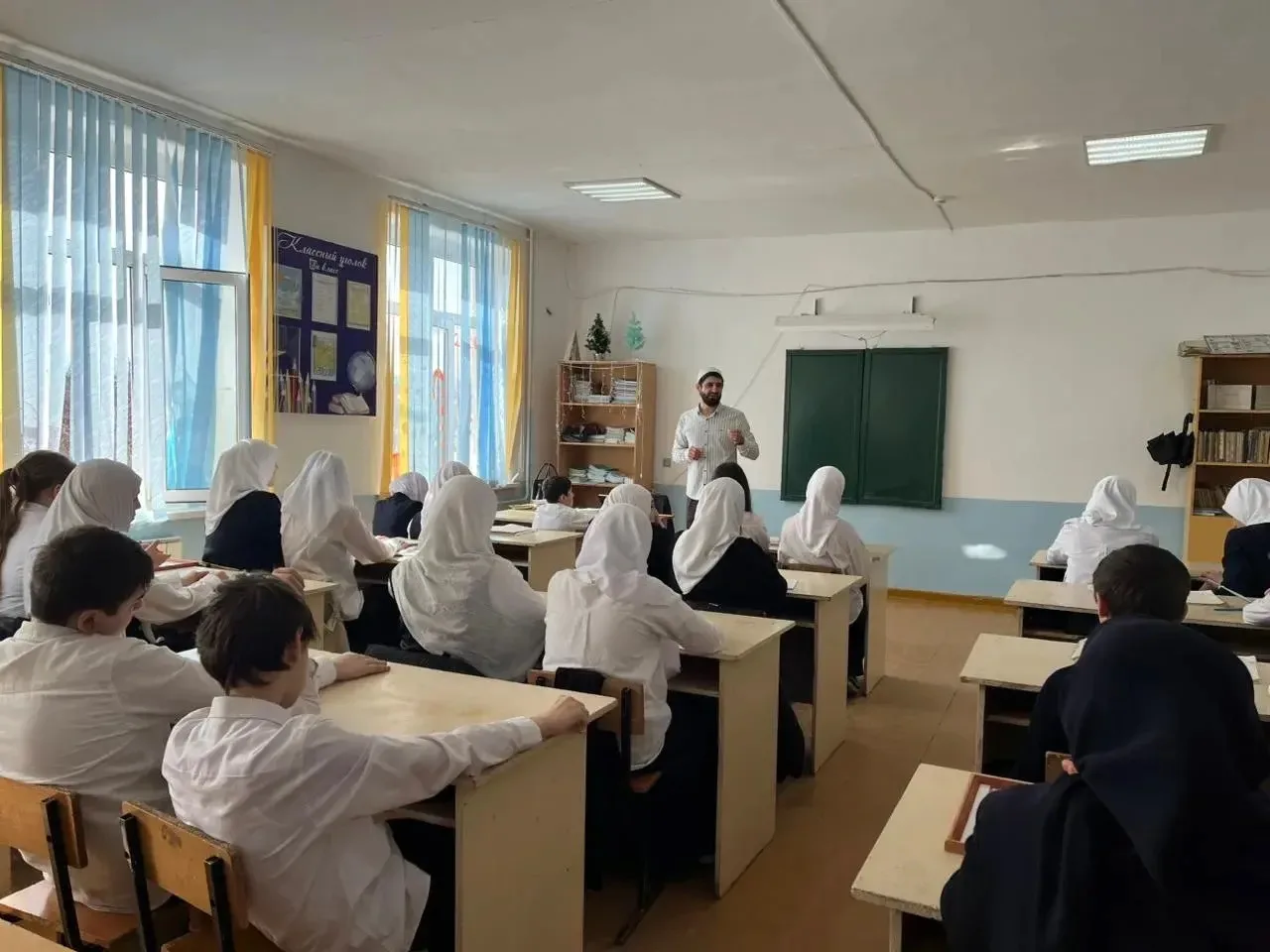 В Комсомольской СОШ прошла важная встреча: профилактика терроризма и экстремизма В стенах Комсомольс