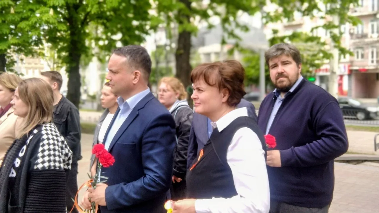 Студенты и преподаватели ДонГУ провели мероприятия у памятника генералу Гурову  7 мая преподаватели 