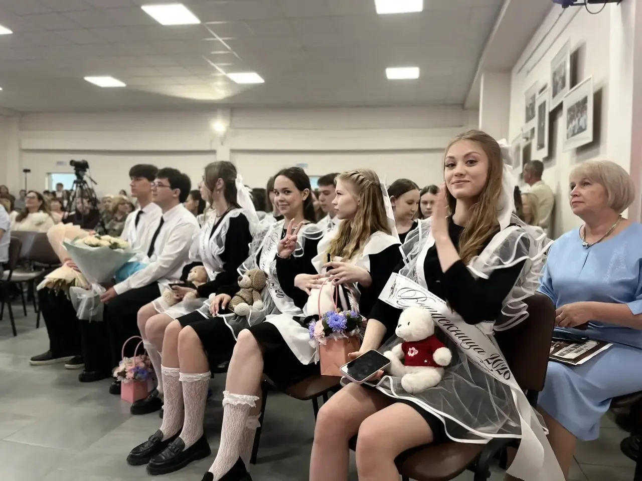 🔔 Время лететь в большую жизнь: Последний звонок для 11-классников!  Сегодня в стенах нашей школы пр