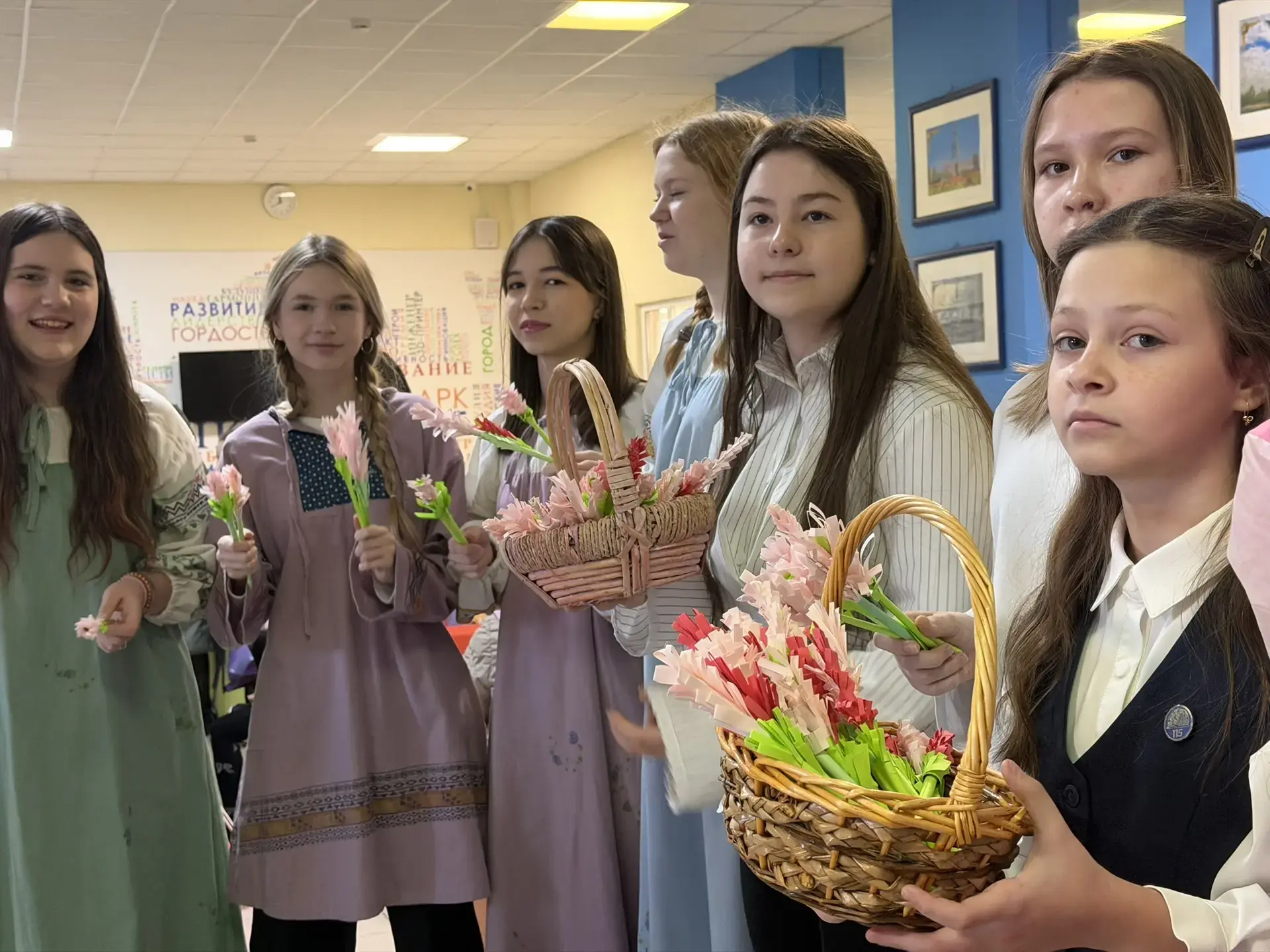 💐 ВЕСНА НАЧИНАЕТСЯ С УЛЫБОК!  💐  5 марта в нашей школе утро началось не с привычного звонка, а с нас
