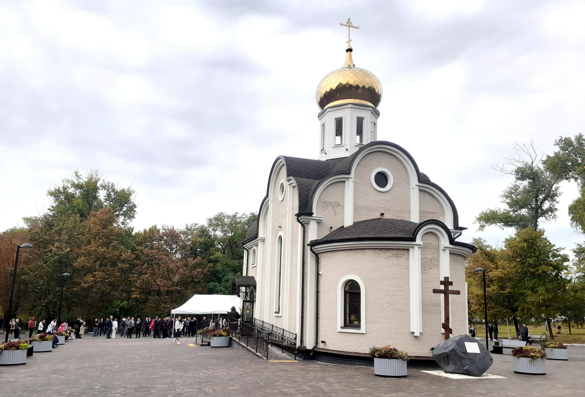Для воинов и страждущих.  В Белгороде освятили первый в России инклюзивный храм.