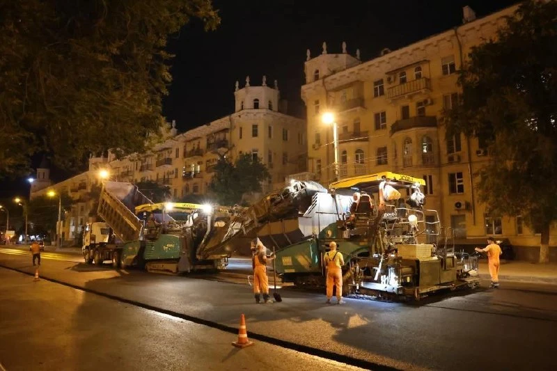🛣️ На центральных улицах укладывают верхний слой асфальта

Минувшей ночью дорожная техника вышла на
