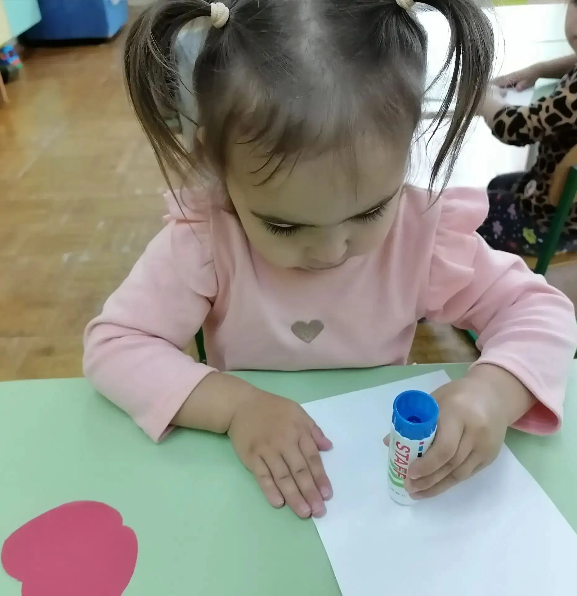 Сегодня дети 2 младшей группы продолжали знакомство с окружающим миром. Говорили о том ...