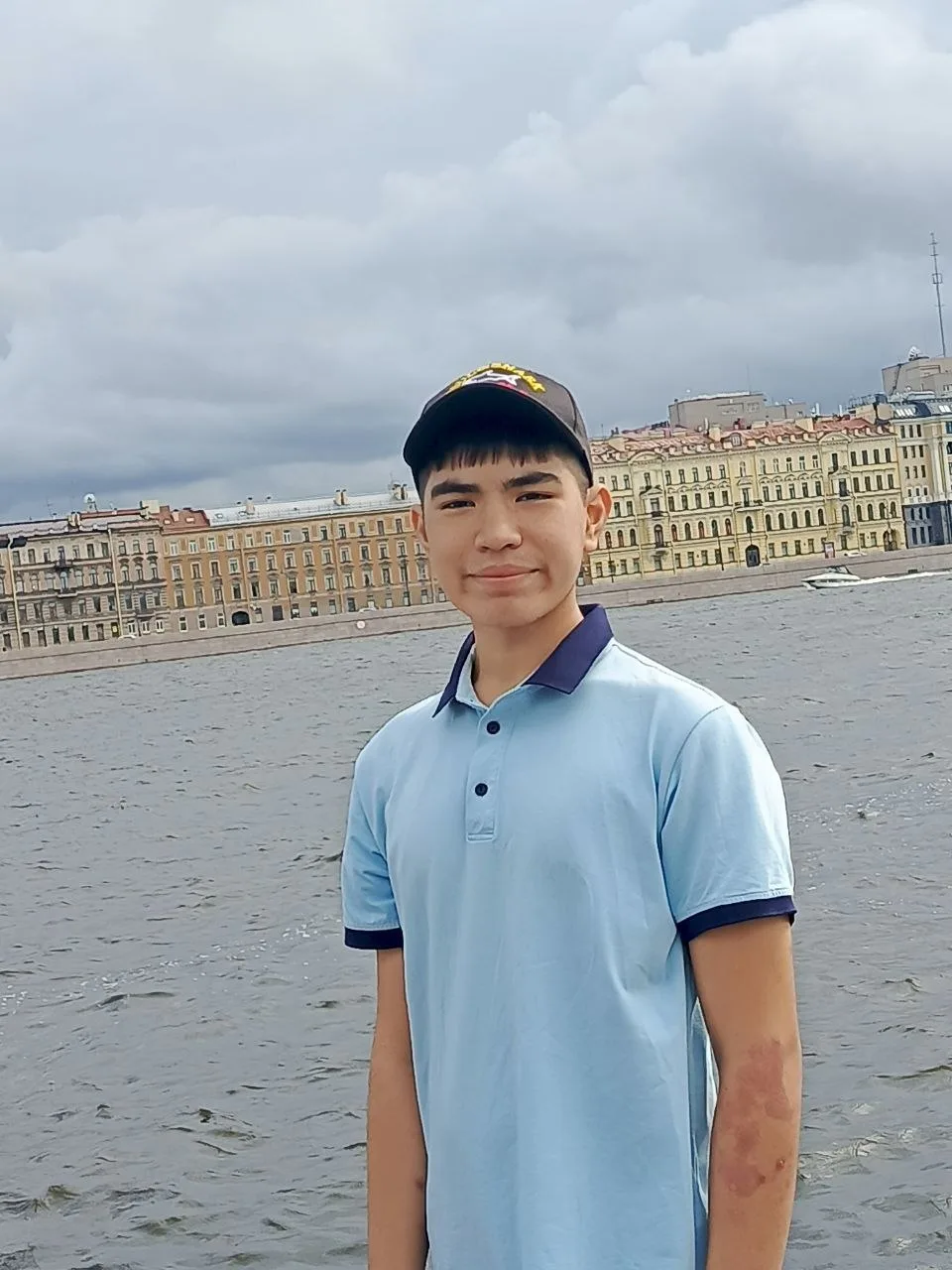 К нам обратилась мама этого мальчика, не может найти сына, он в нашем районе, без телеф...