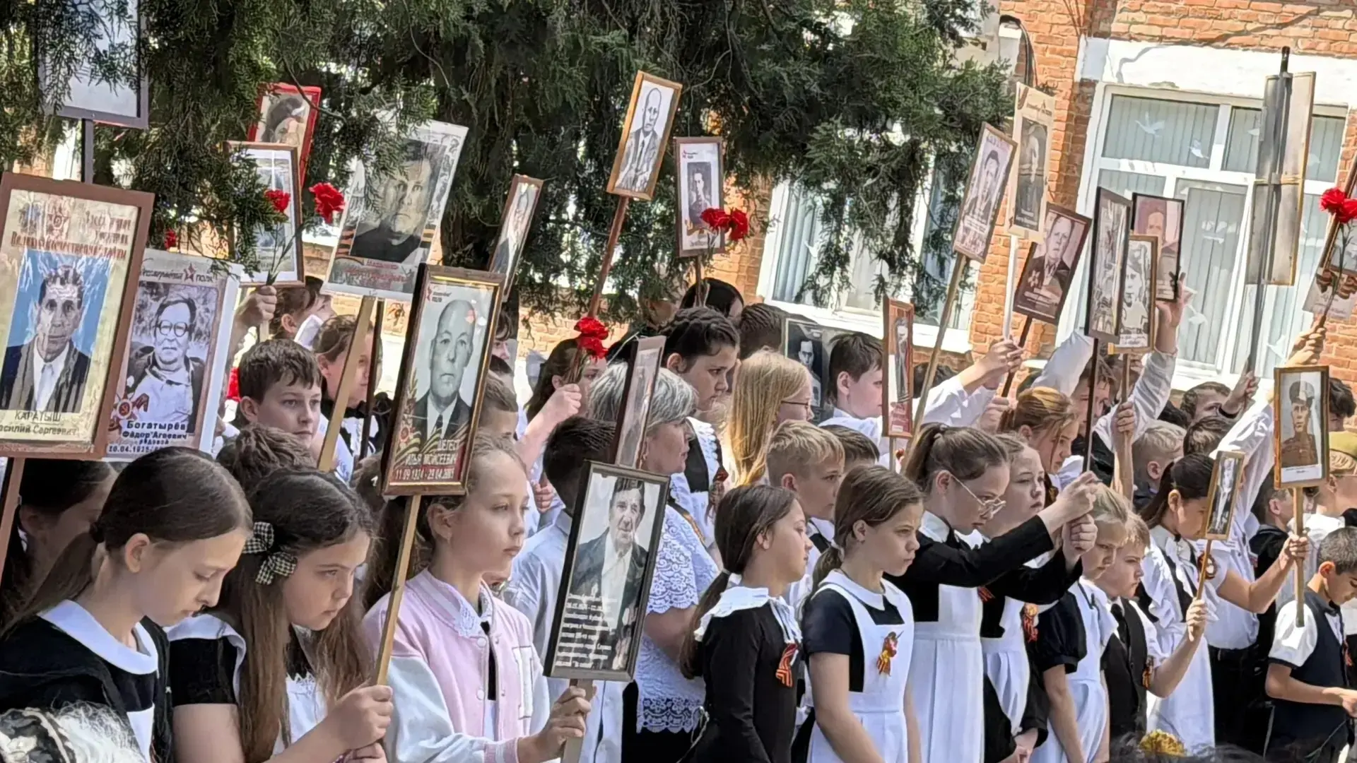 Чтоб не пришли войны ненастья,  Чтоб навсегда фашизм умолк,  За русский мир, за наше счастье,  Живи 