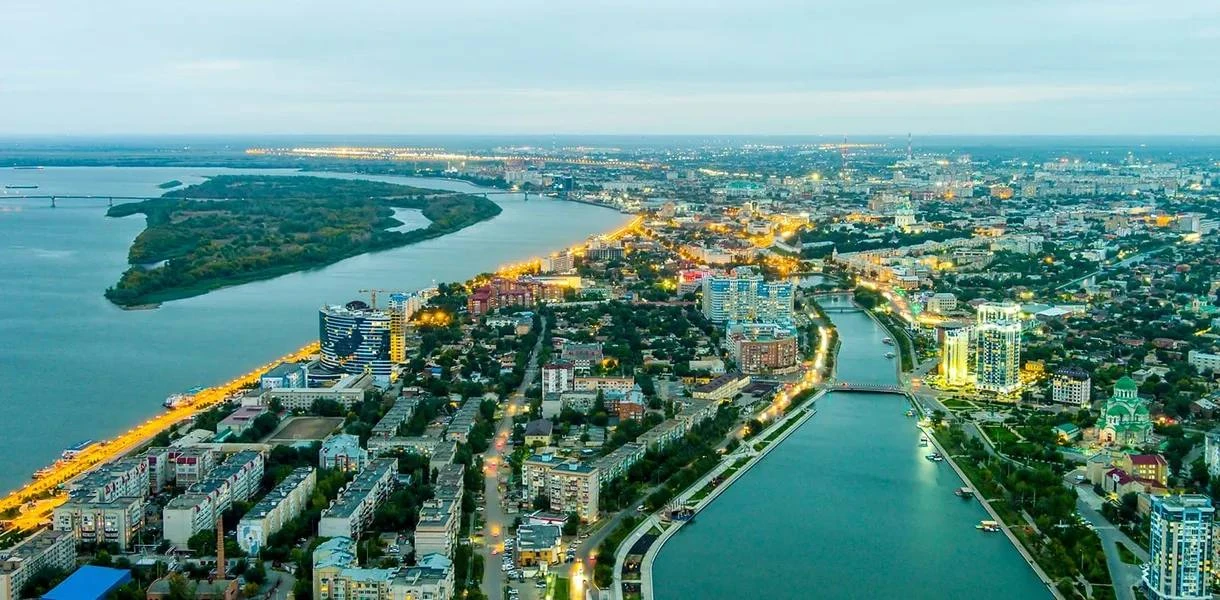 🏰 Каспийская столица: белокаменный кремль на бугре