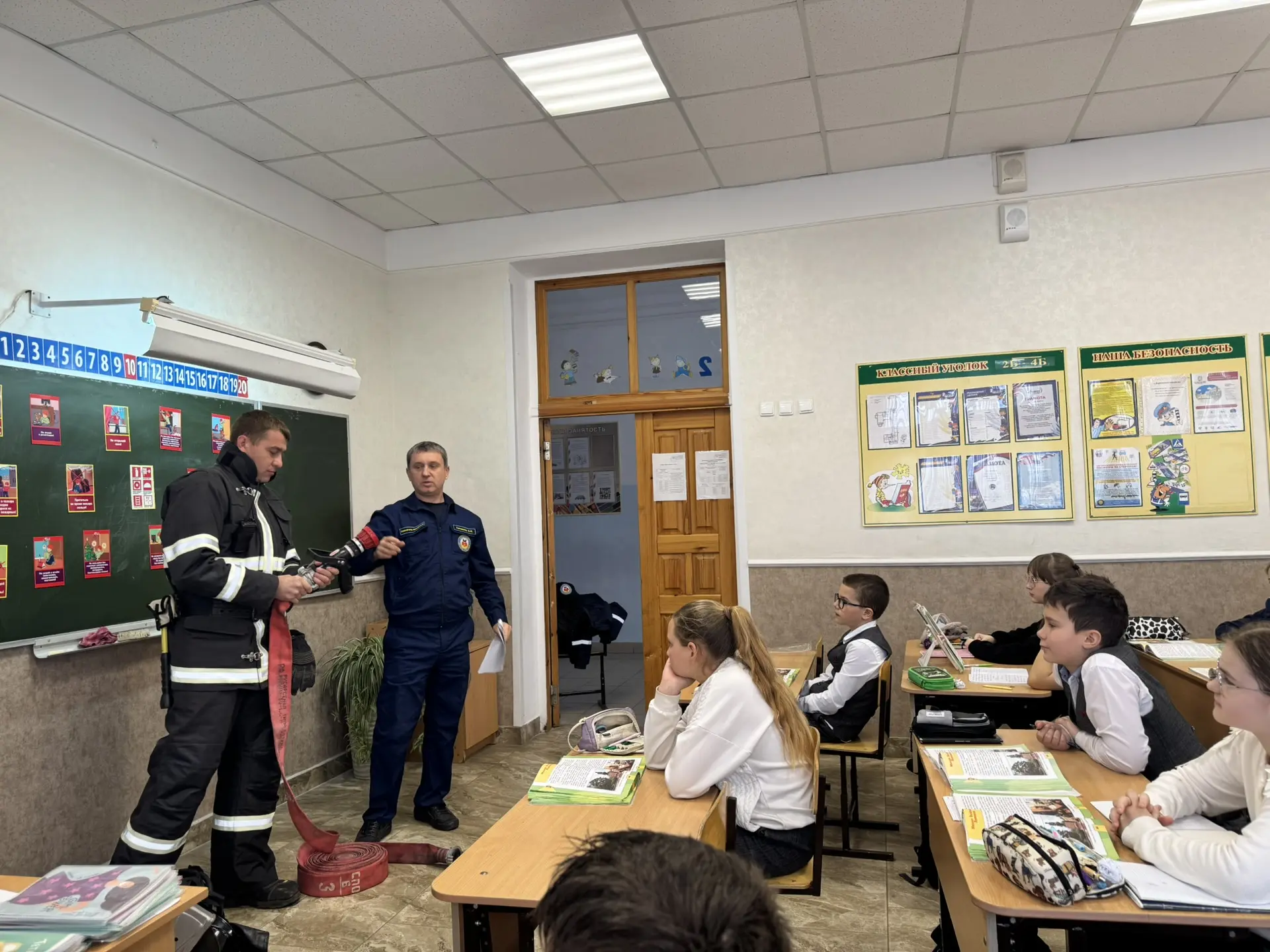 ✨ Безопасность превыше всего! ✨  Сегодня сотрудники ПАСС «Служба спасения» № 6 провели для ребят увл