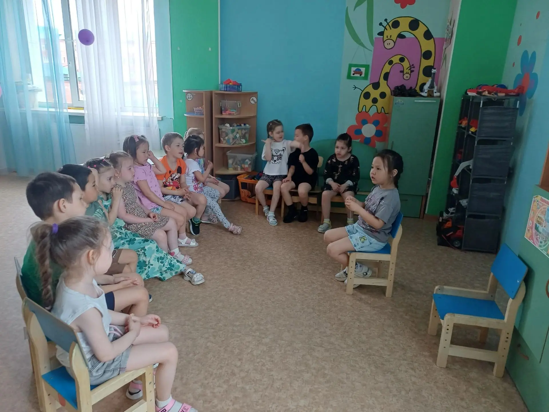 15 июня-День ножниц.
"С ножницами не шути,
зря в руках их не крути.
И держа за острый край
Другу их 