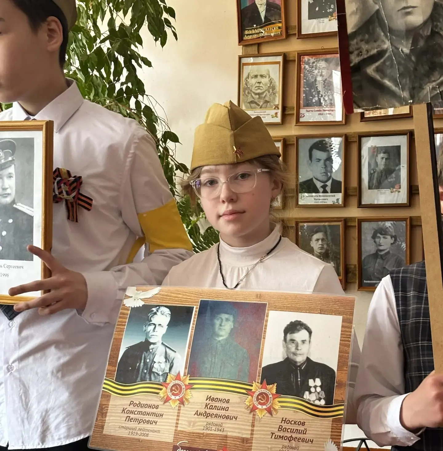 Течёт река бессмертного полка...  Накануне Дня Победы в лицее прошли акции "Бессмертный полк" и "Спо