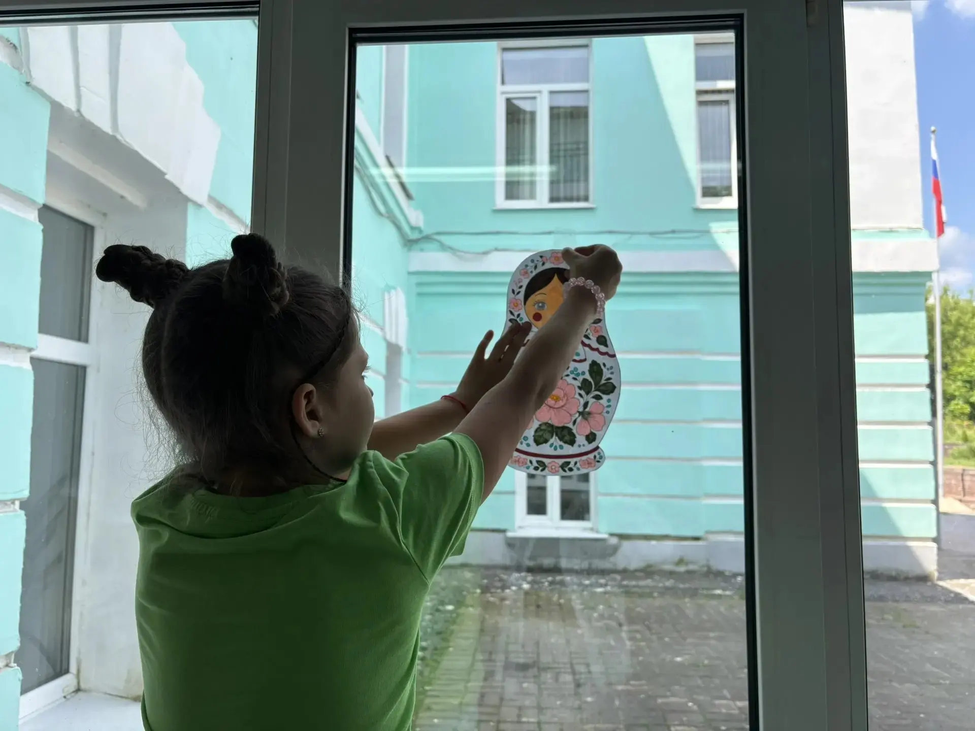 🇷🇺 Патриотический дух в «Дружном»: акция «Окна России»! 🇷🇺

Сегодня в нашем пришкольном лагере д