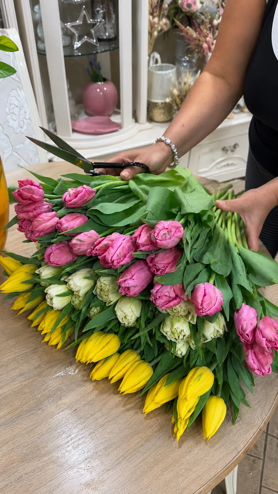 🌷 А вы знали, что тюльпаны растут даже после срезки?