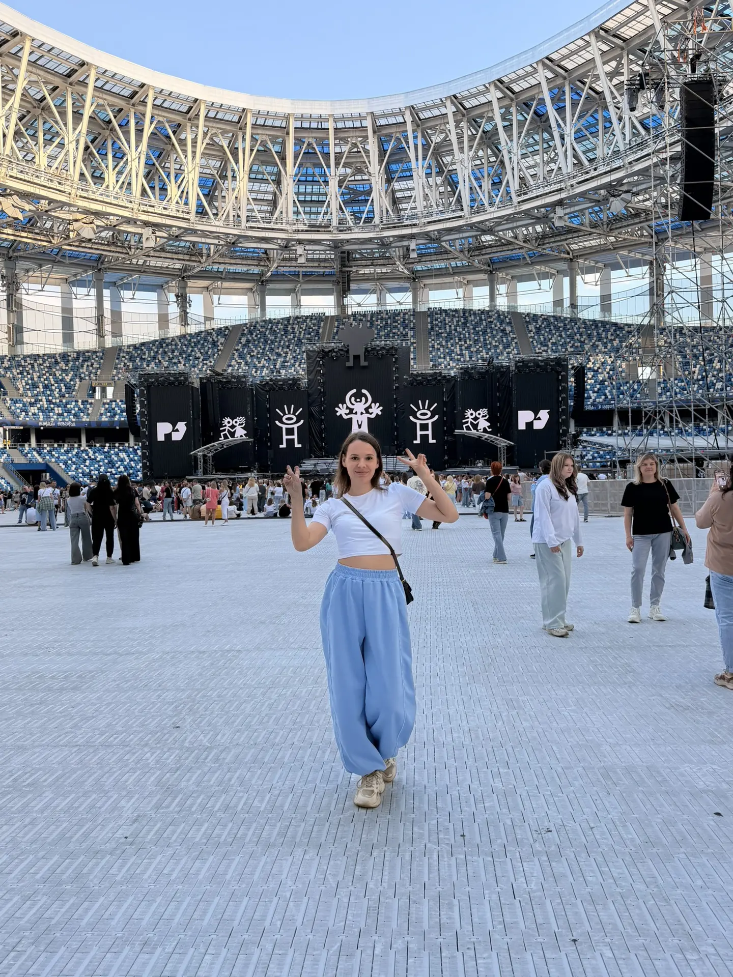 А мы приехали на концерт руки вверх в Нижнем . Я мама и Даша . Билеты купили за 2 дня ,...